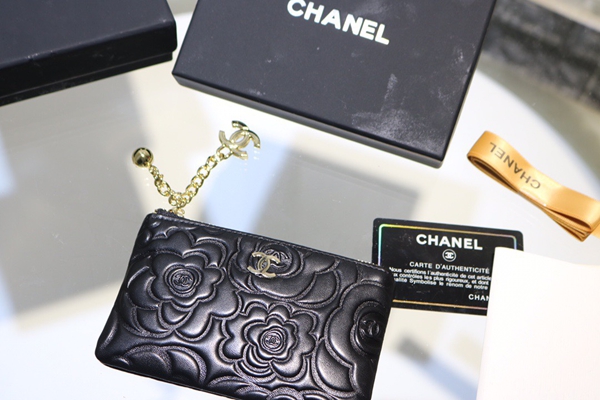 コピーシャネル激安財布着用イメージ